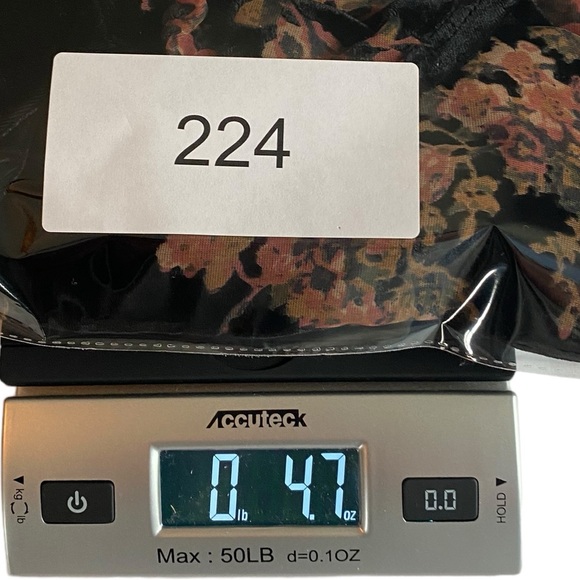 Gimmicks by BKE Black Floral Tunic - Picture 9 of 9